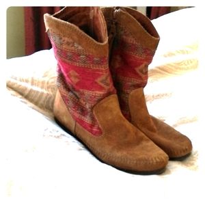 Minnetonka size 8 boots